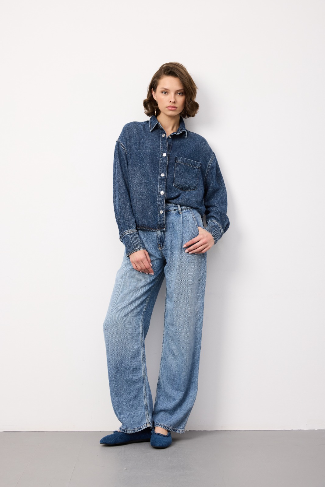 Atlas Denim kumaşından üretilen örnek denim ürün — manken çekimi 32